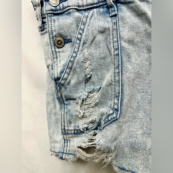 Hollister Boyfriend Short Overalls – Distressed Light Wash – Size S - Picture 5 of 12